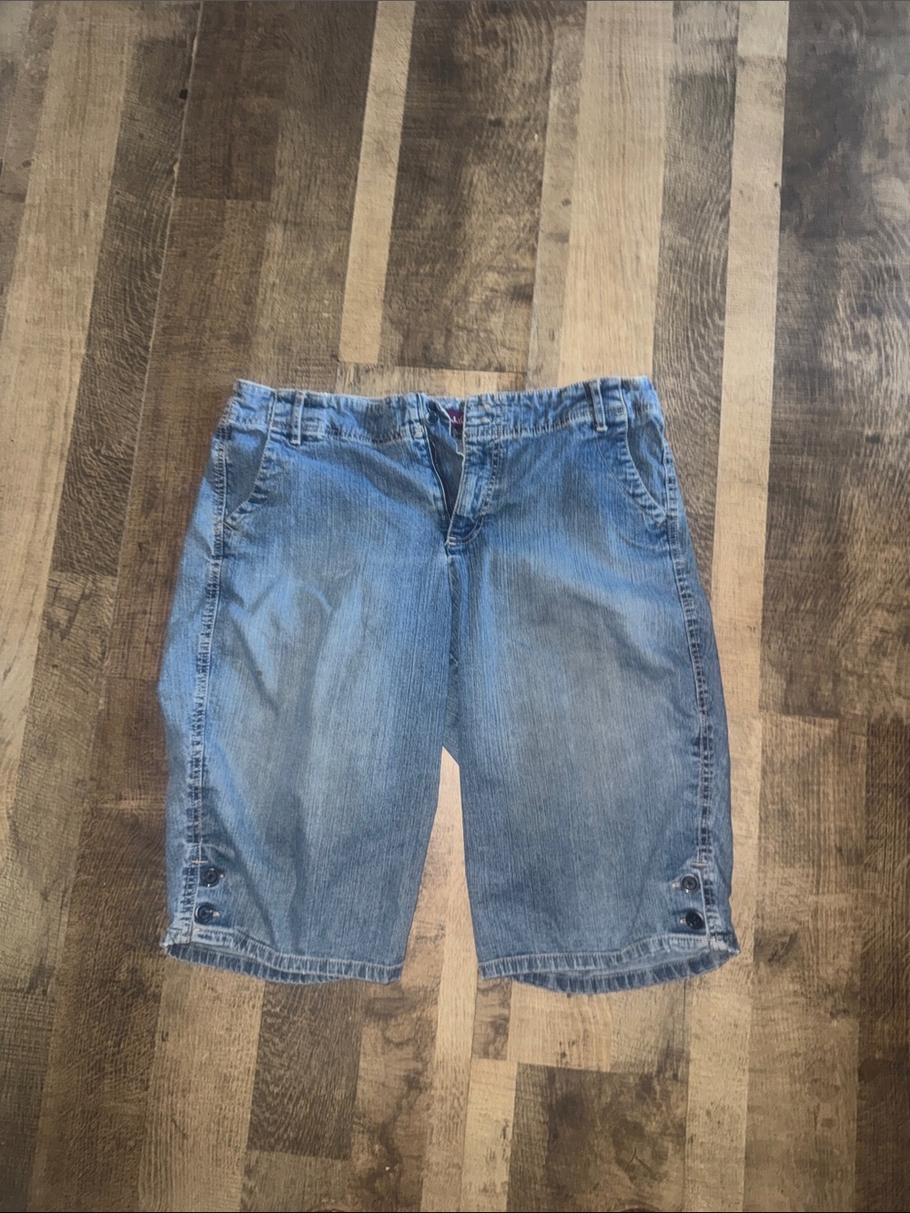 Gloria Vanderbilt Medium Wash Denim Bermuda Shorts Women's Size 12 Button Cuffs